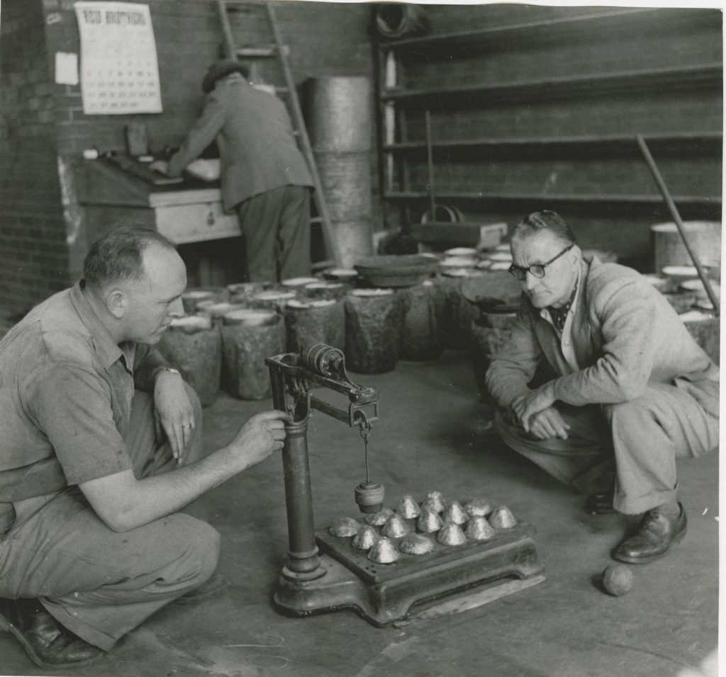 Pesée de contrôle de lingots d'or sur une balance mécanique, 1954
