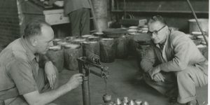 Pesée de contrôle de lingots d'or sur une balance mécanique, 1954