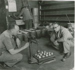 Pesée de contrôle de lingots d'or sur une balance mécanique, 1954