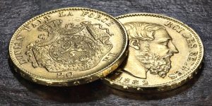 Pièces belges de 20 francs or sur fond de bois rustique