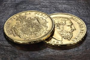 Pièces belges de 20 francs or sur fond de bois rustique