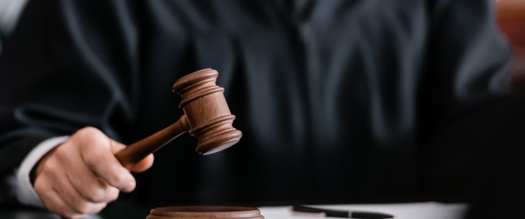 GSC juge de paix : maillet de juge au-dessus du billot, symbole de la justice de paix