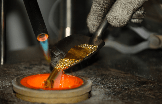 Maître fondeur au travail dans les ateliers Gold & Silver Company