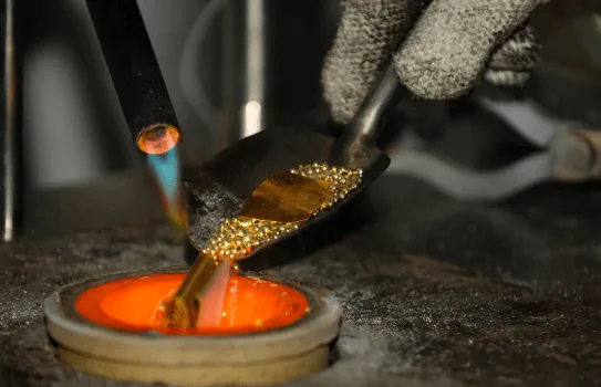 Maître fondeur au travail dans les ateliers Gold & Silver Company