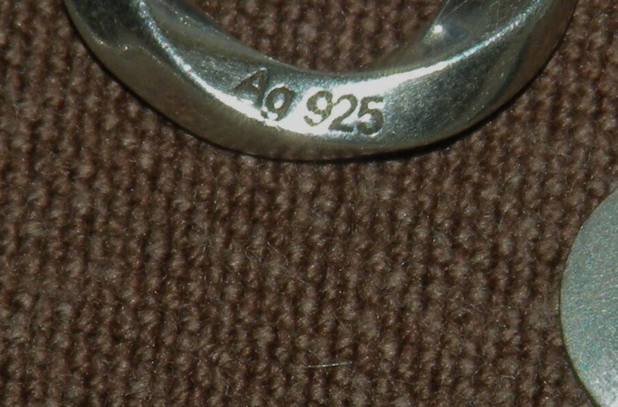 Photographie : poinçon du titre 925 frappé sur un fermoir de collier en argent