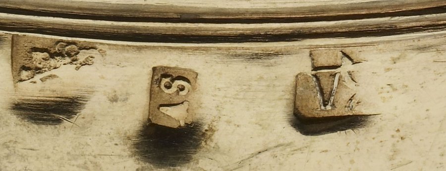 Photographie : poinçons russes au titre 84 zolotniks sur une coupe en vermeil